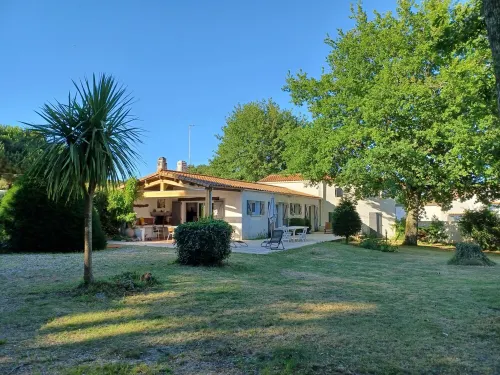 Family house on large wooded grounds 2 km from the beach