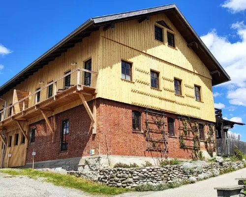 Exclusive, sunny new-build vacation apartment with the flair of a former barn Hotels in Görisried