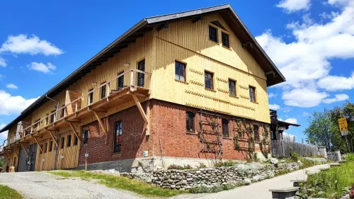 Exclusive, sunny new-build vacation apartment with the flair of a former barn Hotels in Görisried