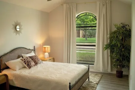 Tropical Family Funhouse, Relax: No Chore Pet friendly Rental Отели рядом с достопримечательностью «IBC Bank»