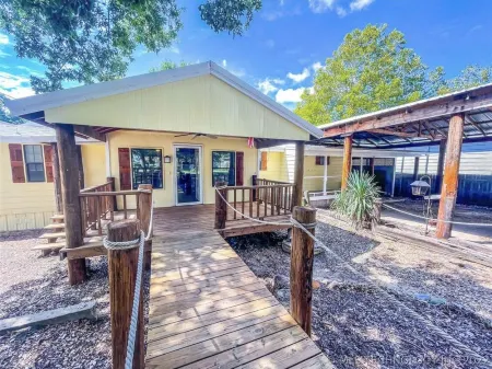 Waterfront home on Eufaula - WHITE SANDY BEACHES and amazing outdoor patio/bar!
