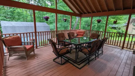 Charming House in Downtown Landrum Отели в г. Ландрам