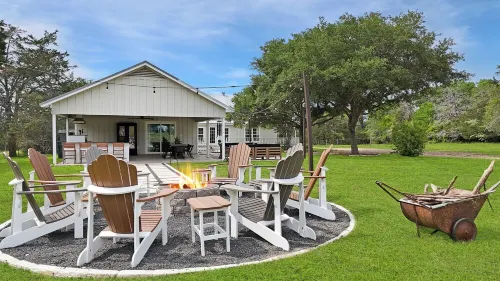 Luxury Round Top Farmhouse  / 6mil to The Square