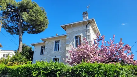 Villa in Royan Park, 15 pers. - 200m from beach - 400m from shops/station.
