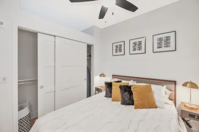 Modern 1BR APT in DT with Infinity Pool & Sauna Hotels near The Keeper of the Plains