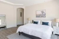 Walk to Festivals From a Modern Dream House Near La Quinta