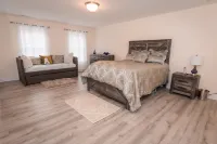 HOME AWAY FROM HOME/ 2 -story modern farmhouse at Lake Gaston  /HOT TUB AUG 1