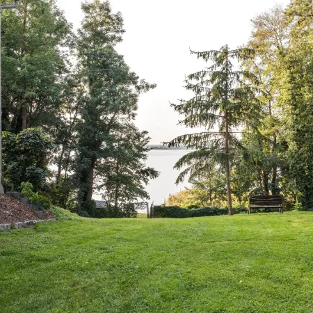 Vacation apartment directly on the lake with private access.