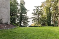 Vacation apartment directly on the lake with private access.