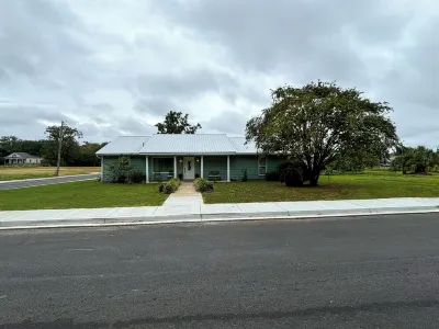 The Howard House in Biloxi – Walk to Beach, Art, and Entertainment Biloxi Lighthouse 주변 호텔