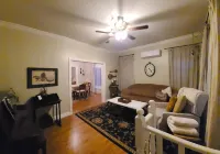 Bluegrass Bungalow 2 bedrooms with large porch