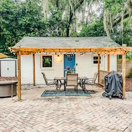 Stylish Mid-Century Modern Private Studio Blocks from UF and Stadium!