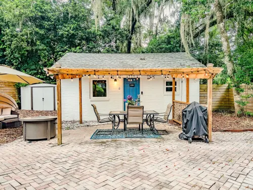 Stylish Mid-Century Modern Private Studio Blocks from UF and Stadium!