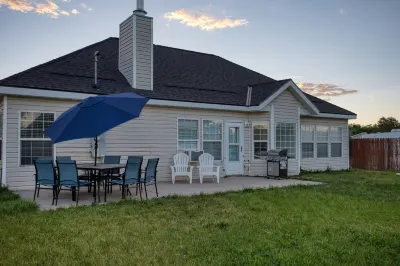 Family friendly house close to Bryce, Zions, and Panguitch Lake. Game room.