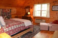 Creekside, Pet Friendly Mountain Log Cabin in the Smokies,  Fire Pit + Hot Tub