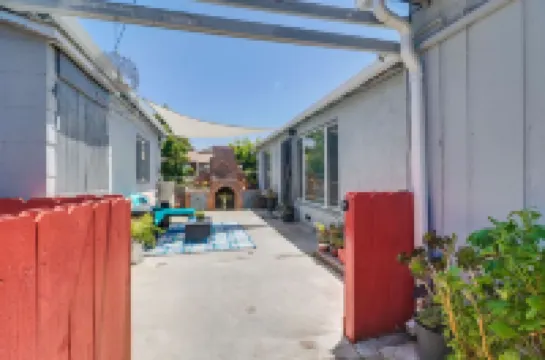 Charming, private, pet friendly cottage close to all that San Diego has to offer