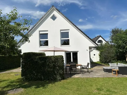 New, comfortable vacation home close to the beach Hotels in Hohenkirchen