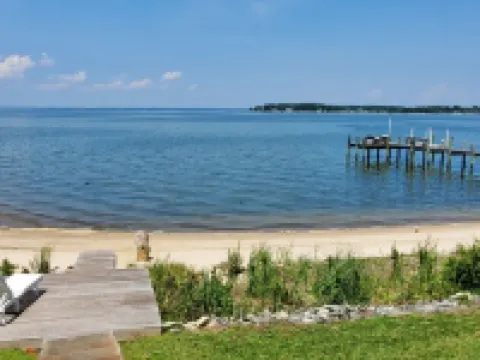 The Beach Retreat is a cozy beach Villa with Hottub overlooking a private beach. Hotels in Cople