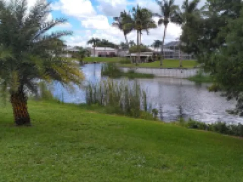 Renovated,clean,comfortable,trailer on canal with Lake Okeechobee access. 오키초비 호텔