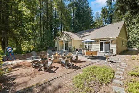 Spacious Mt. Hood Escape - Hot Tub • Sleeps 10 • Game Room • Near Salmon River