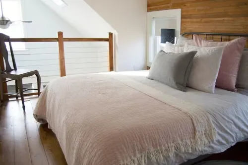 This light, bright cottage is located in St Johns in Portland