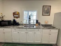 EUREKA SUITE, FULL KITCHEN. ONLY HOTEL WITH PARKING IN DOWNTOWN