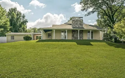 Retreat Home, Swimming Pool, jacuzzi, sauna, Game room, Basketball Court .