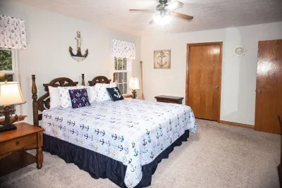 2 Primary Suites! 4.5BR Beaver Lakefront, Lake view. Hotels near Eureka Springs Music Park