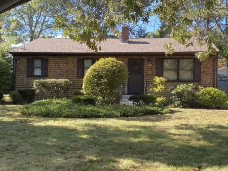 Charming South County Cottage by the Sea Near Charlestown