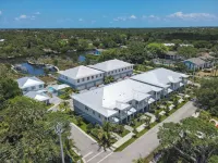 Tranquil Townhouse, Community Pool, Dock access, Waterfront Community! Hotel a Port Salerno