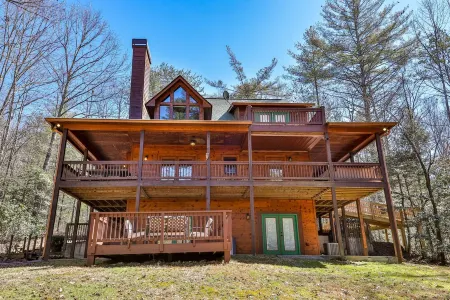 Serene Mountain Lodge: HotTub, FirePit, Game Room Minutes from Downtown Ellijay