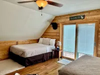 Cozy 3-bedroom cabin - sleeps 10- HOT TUB- river view