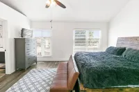 Marvelous Modern Spacious 4-bedroom house  near interstate and Top Golf. Hotels in Douglas County