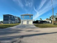 Driftwood Isles - New Gulf View Home with Large deck, Elevator and more! Hotels in Hudson