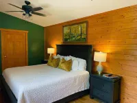 Highlands, NC - Cozy fireplace 3 min to posh Main Street, or majestic Dry Falls!