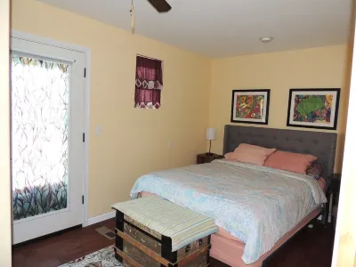 Modern Two Bedroom House Six Blocks from Main Street Sheridan King & Queen Beds