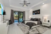 New Villa! Close to the 🏖️! Heated Pool/Spa, Lanai, Grill, EV🔌! Two King beds!