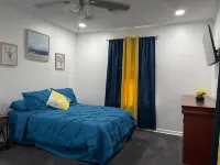 The Fun House! with Master Suite and open common areas 4BR/2BA Creole Nature Trail Adventure Point附近的飯店