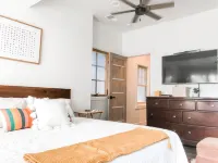 DOWNTOWN, 5 STARs, 65" TV, 4 BR / 3 baths EN-suite, UPDATED, walkable, BOOK NOW