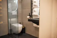 Luxe Container Getaway with View Hotels near Molalla Assembly of God