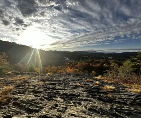 IN TOWN! 2 Blocks From Main Street. 2 Bedrooms/2 Baths. Free WiFi. Sleeps 4. Отели рядом с достопримечательностью «Sunrise Rock by Highlands-Cashiers Land Trust»