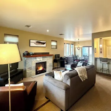 Spacious 3 BDR Pet Friendly, Hottub, Pool