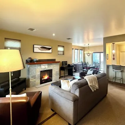 Spacious 3 BDR Pet Friendly, Hottub, Pool