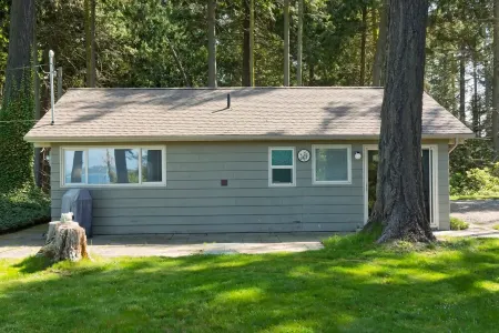 Private Beach Access with beautiful water view between Sequim & Port Angeles Отели рядом с достопримечательностью «Нью Дангенесс Лайтхаус»