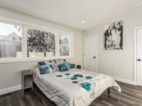 Renovated 3 Bedroom Home with Family Theater Room and Sauna Hotels in Middleboro