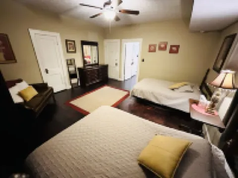 5 minutes from the Ark! Pet friendly