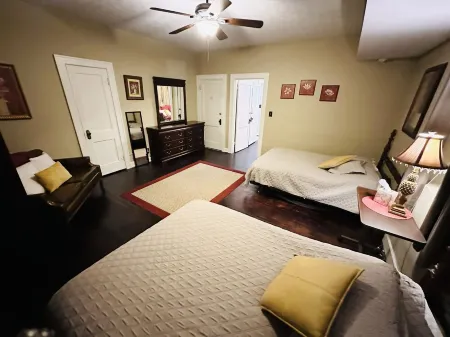 5 minutes from the Ark! Pet friendly