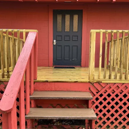 Cozy 2-Bedroom Upstairs Apartment in  Paradise