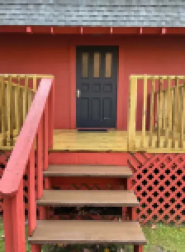 Cozy 2-Bedroom Upstairs Apartment in  Paradise