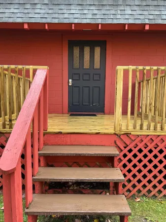 Cozy 2-Bedroom Upstairs Apartment in  Paradise